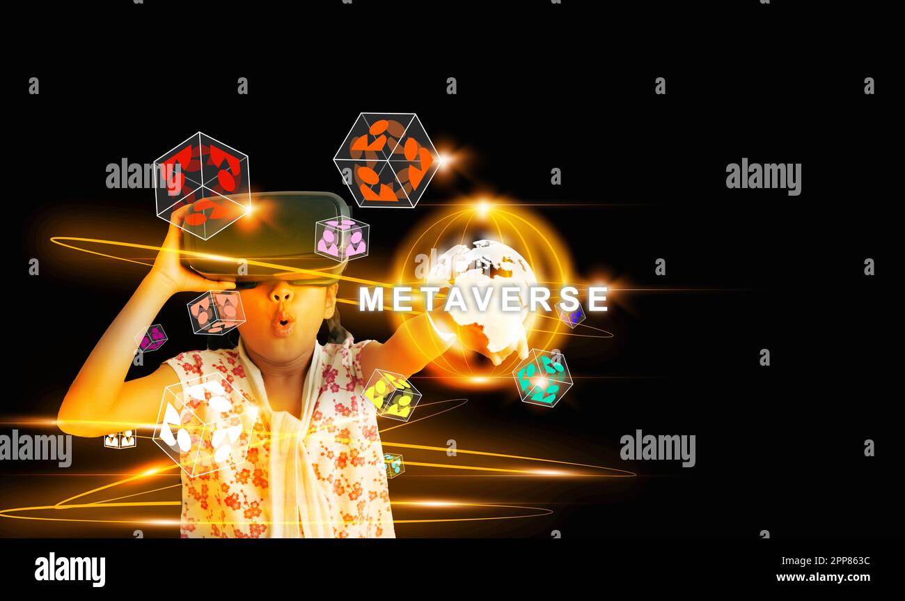 Metaverse. Una ragazza che indossa gli occhiali VR e si affascina mentre entra in metaverse attraverso un occhiale. L'uso della tecnologia della realtà virtuale e aumentata Foto Stock