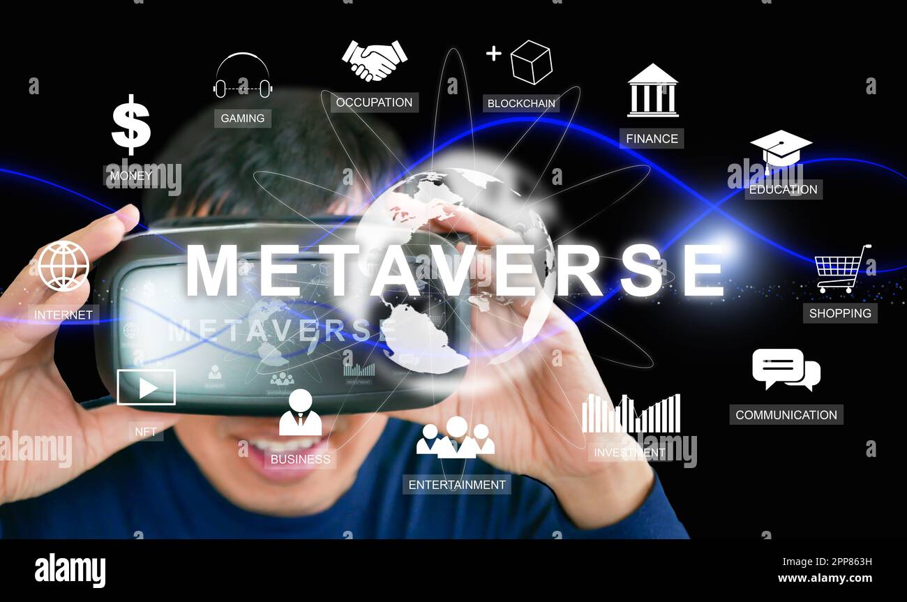 Metaverse. Un uomo che indossa occhiali VR entra nel metaverse attraverso un occhiale. L'uso della tecnologia della realtà virtuale e aumentata. Internet come un unico, Foto Stock
