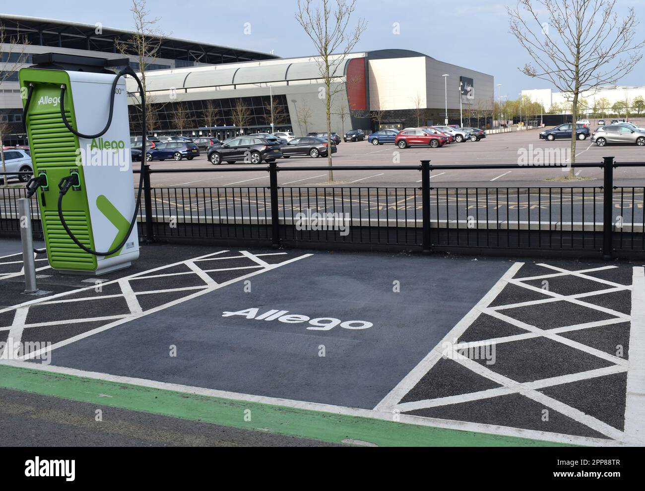 Caricabatterie al cartello presso l'hub di ricarica rapida Allego A5 allo stadio MK, Milton Keynes. Foto Stock