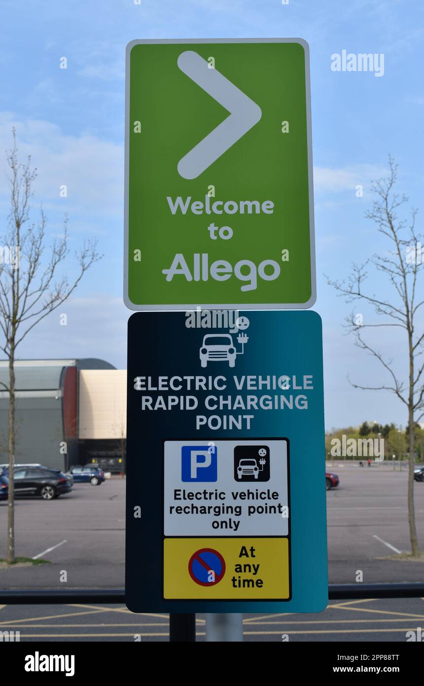 Cartello presso il raccordo di ricarica rapida Allego A5 allo Stadio MK, Milton Keynes: 'Benvenuti ad Allego, punto di ricarica rapida per veicoli elettrici'. Foto Stock