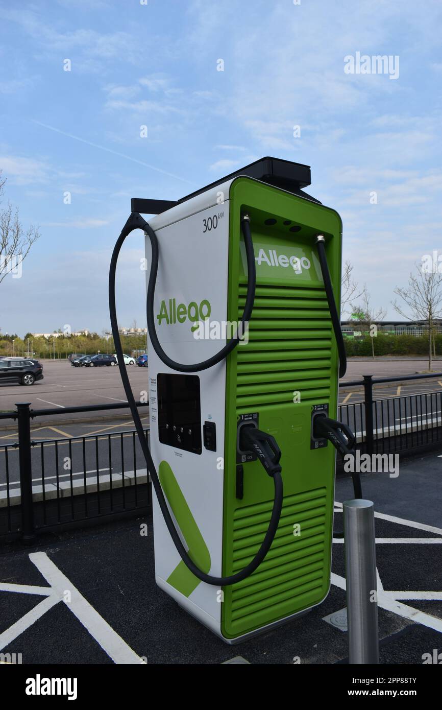 Caricabatterie al cartello presso l'hub di ricarica rapida Allego A5 allo stadio MK, Milton Keynes. Foto Stock