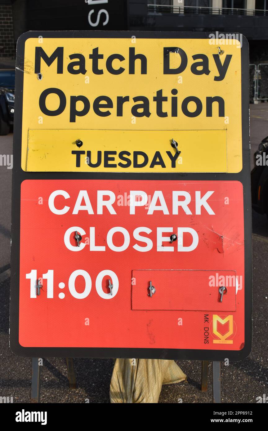 Cartello allo Stadio MK, Milton Keynes: 'Match Day Operation - Car Park closed'. Foto Stock