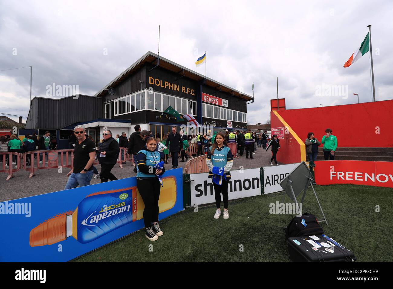 Cork, Irlanda. 22nd Apr, 2023. Dolphin Club con la squadra di ballo di Lucozade. (Hugh de Paor/SPP) Credit: SPP Sport Press Photo. /Alamy Live News Foto Stock