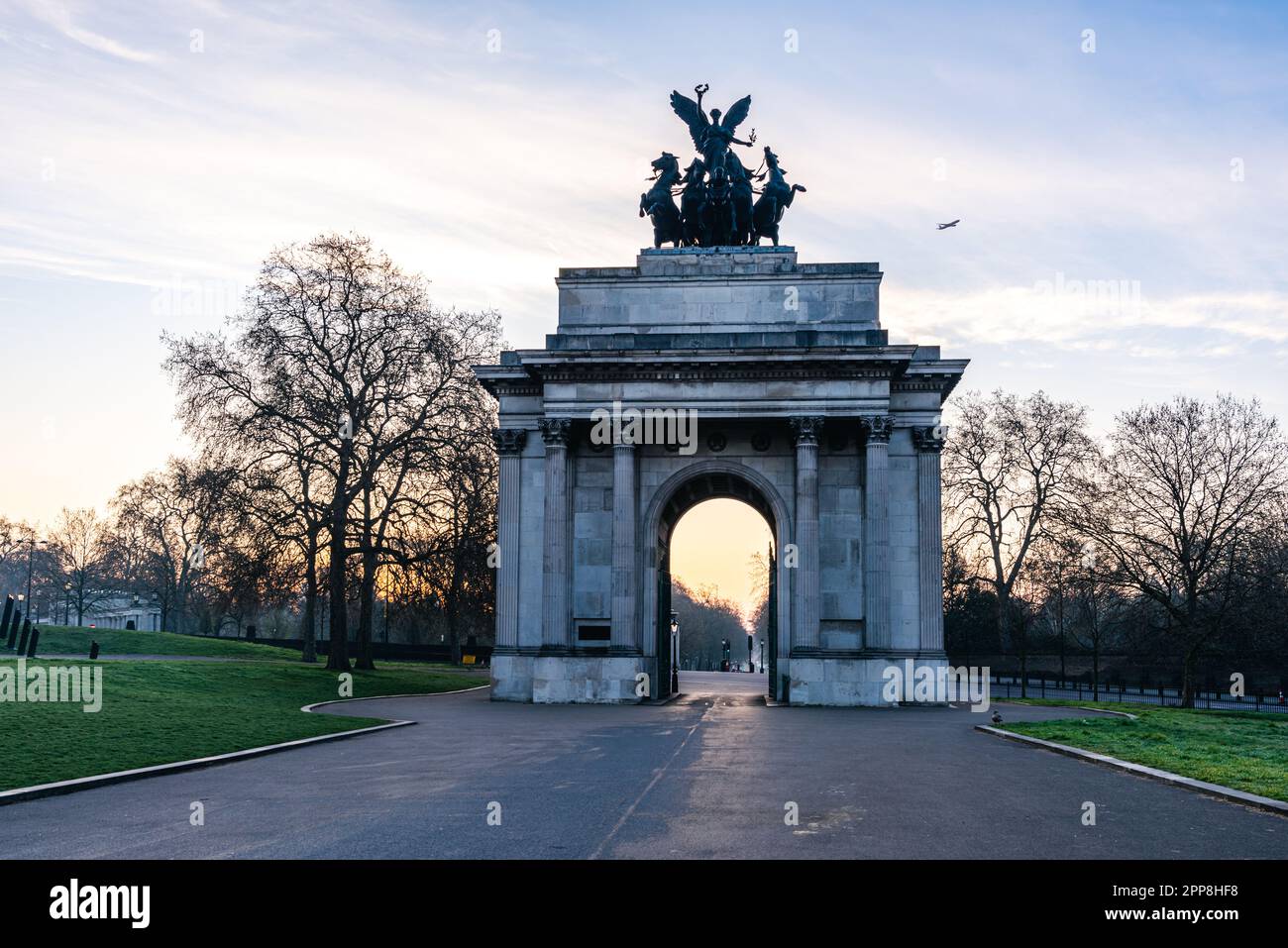 Alba su Wellington Arch, stazione della metropolitana Hyde Park Corner, Londra, Inghilterra Foto Stock