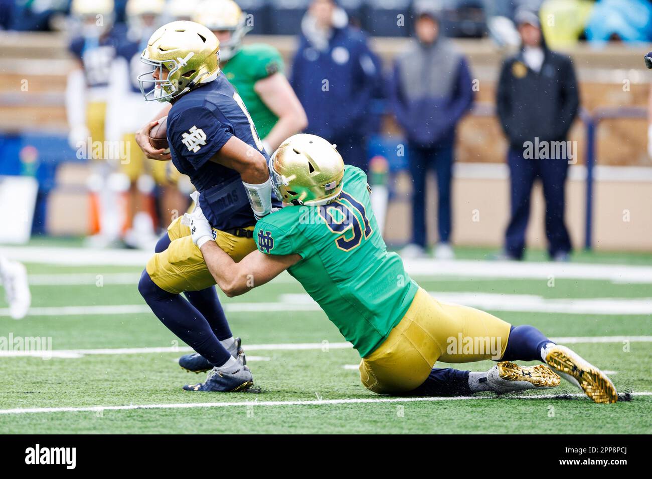 South Bend, Indiana, Stati Uniti. 22nd Apr, 2023. Il lineman difensivo di Notre Dame Aiden Gobaira (91) affronta Kenny Minchey (8) durante la partita annuale di calcio della Notre Dame Blue-Gold Spring al Notre Dame Stadium di South Bend, Indiana. Oro sconfitto Blue 24-0. John Mersits/CSM/Alamy Live News Foto Stock