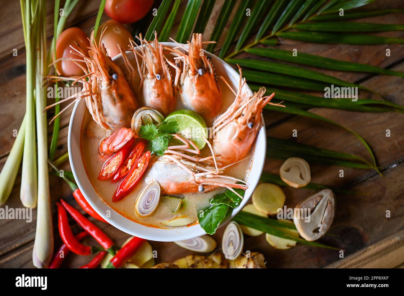 Zuppa di gamberetti in una zuppa di pesce con erbe e spezie tailandesi, cibo tailandese Tom Yum Kung, gamberetti piccanti caldi e acidi zuppa di gamberetti curry limone lime galangal Foto Stock