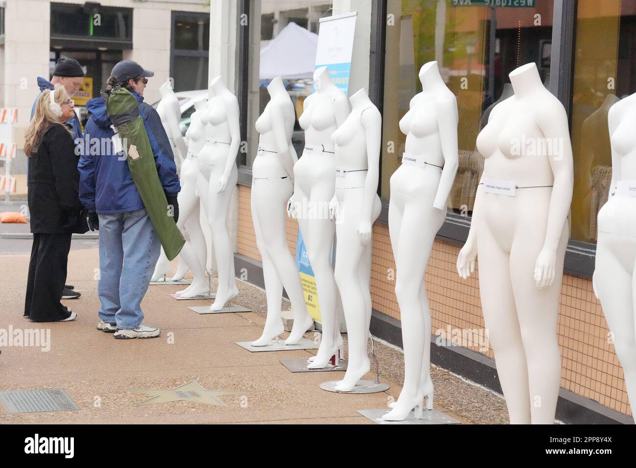 University City, Stati Uniti. 22nd Apr, 2023. La gente si ferma per guardare una linea di manichini in mostra durante il 4/20 Fest a University City, Missouri, sabato 22 aprile 2023. Il progetto manichino trasforma i materiali riciclabili in opere d'arte Foto di Bill Greenblatt/UPI Credit: UPI/Alamy Live News Foto Stock