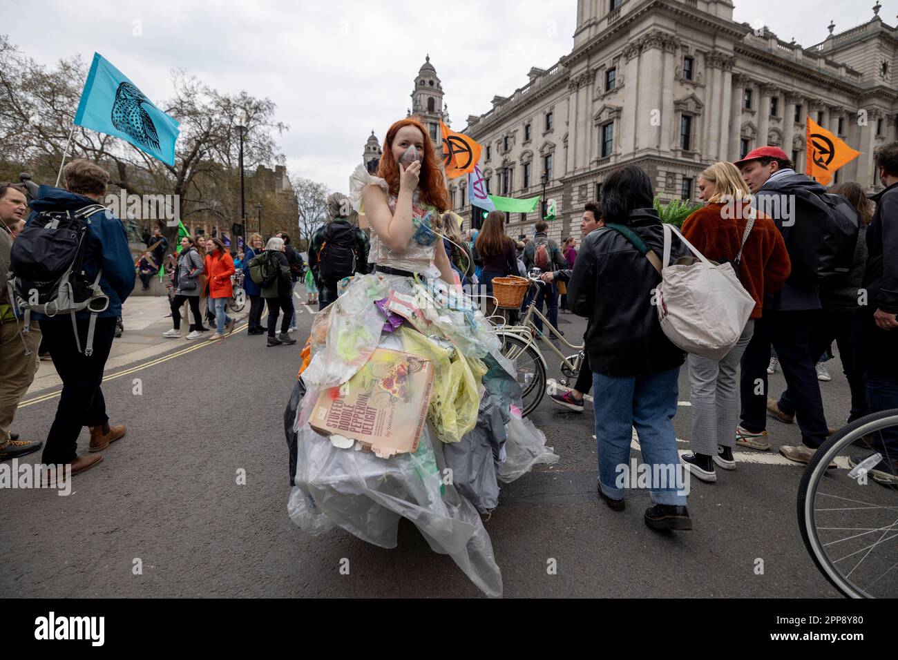 Londra, Regno Unito. 22nd Apr, 2023. Un manifestante visto indossare un abito di plastica e tiene una maschera di ossigeno per esortare il governo britannico a considerare la crisi climatica come una questione di emergenza durante la marcia a Westminster. Le ribellioni di estinzione, un gruppo di attivisti di diversa disciplina con la loro principale preoccupazione per la crisi climatica, continuano il secondo giorno della loro campagna di massa nella Giornata della Terra. Questa è la prima campagna da quando il gruppo si è impegnato ad abbandonare i controversi metodi dirompenti dalla fine dello scorso anno. (Foto di Hesther ng/SOPA Images/Sipa USA) Credit: Sipa USA/Alamy Live News Foto Stock