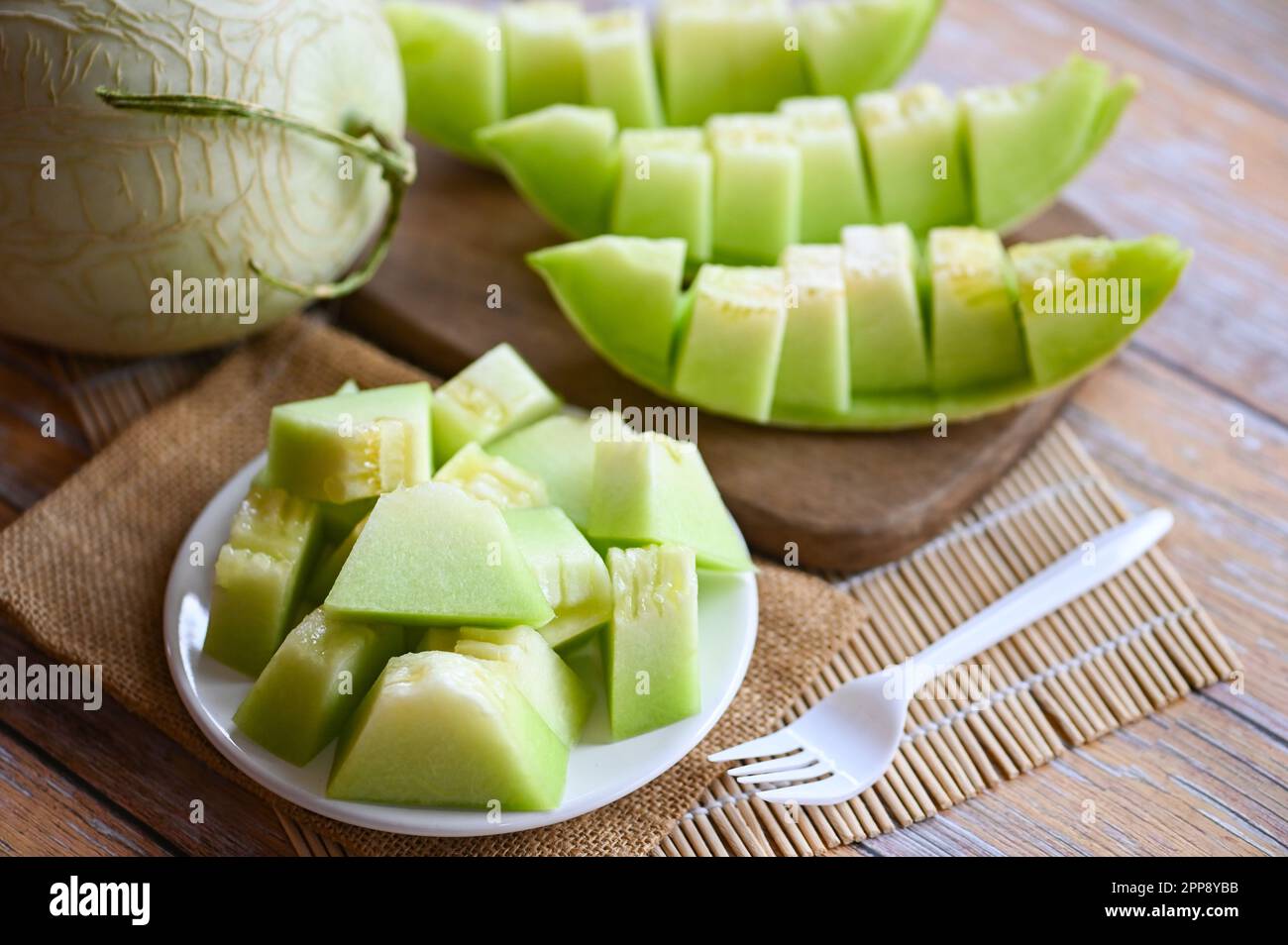 cantaloupe tailandese fetta di frutta per la salute verde cantaloupe thailandia, melone cantaloupe su piatto di legno Foto Stock