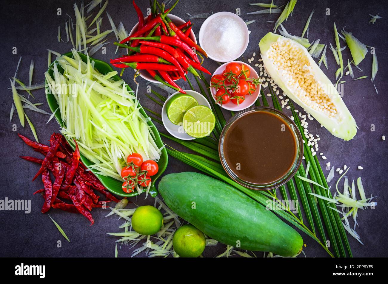 Cucina tailandese vista dall'alto - insalata di papaya piccante con erbe e spezie condimenti e ingredienti con peperoncino pomodoro limone lime papaya Slice, cucina tailandese concetto Foto Stock