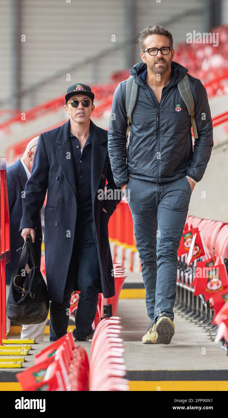 Wrexham, Wrexham County Borough, Galles. 22nd aprile 2023. I co-proprietari di Wrexham Ryan Reynolds e Rob McElhenney arrivano in anticipo, durante il Wrexham Association Football Club V Boreham Wood Football Club all'ippodromo, nella Vanarama National League. (Credit Image: ©Cody Froggatt/Alamy Live News) Foto Stock Wrexham, Wrexham County Borough, Galles. 22nd aprile 2023. I co-proprietari di Wrexham Ryan Reynolds e Rob McElhenney arrivano in anticipo, durante il Wrexham Association Football Club V Boreham Wood Football Club all'ippodromo, nella Vanarama National League. (Credit Image: ©Cody Froggatt/Alamy Live News) Foto Stock