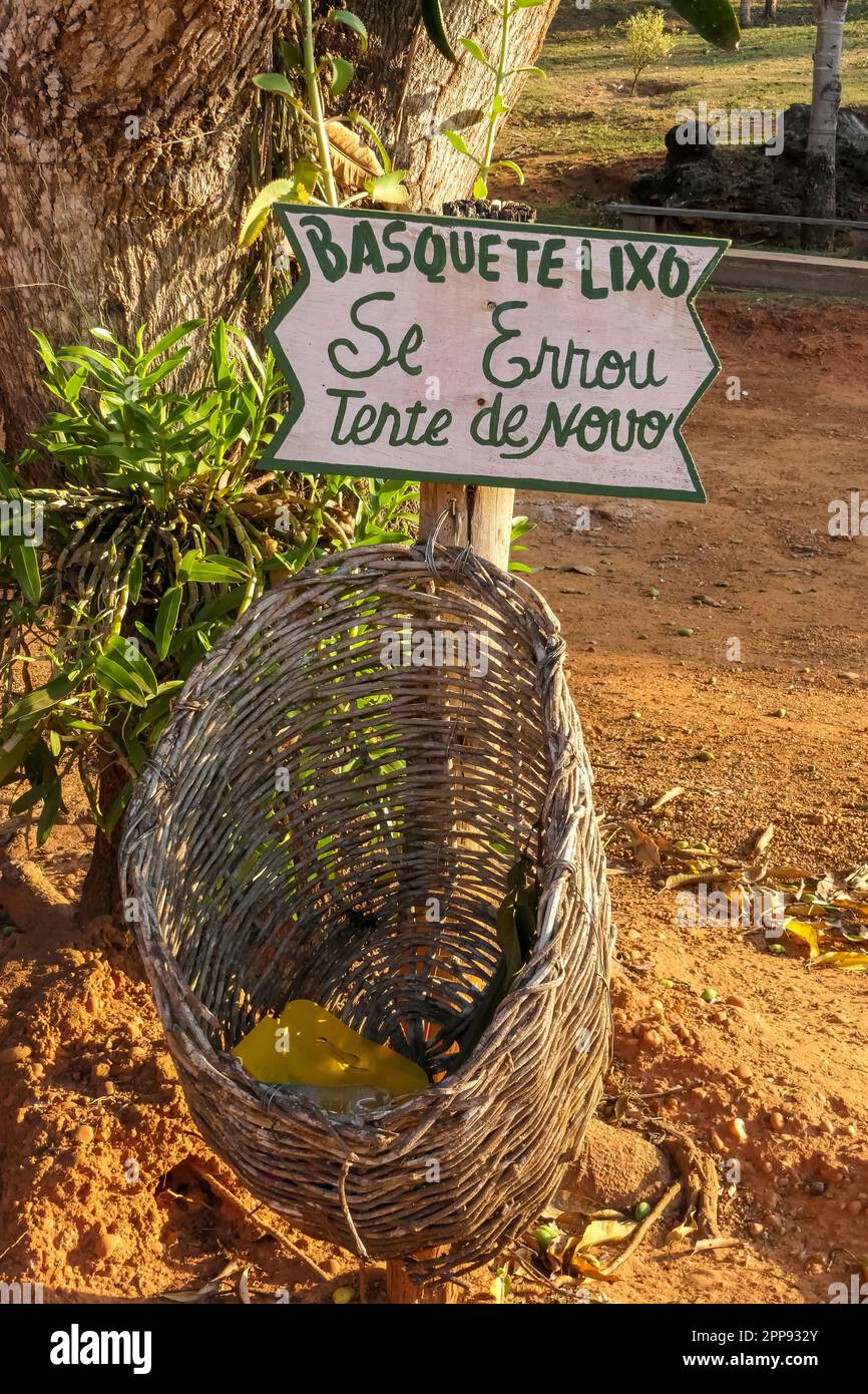 Cestino di rifiuti in vimini con iscrizione in un Lodge amazzonico San Jose do Rio Claro, Mato Grosso, Brasile Foto Stock