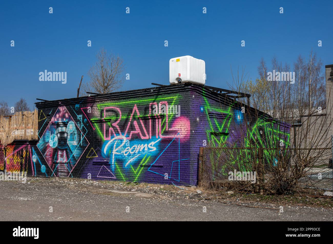 Railrooms ostello o bed and breakfast. Graffiti murali su un vecchio edificio in mattoni nel quartiere Telliskivi di Tallinn, Estonia. Foto Stock