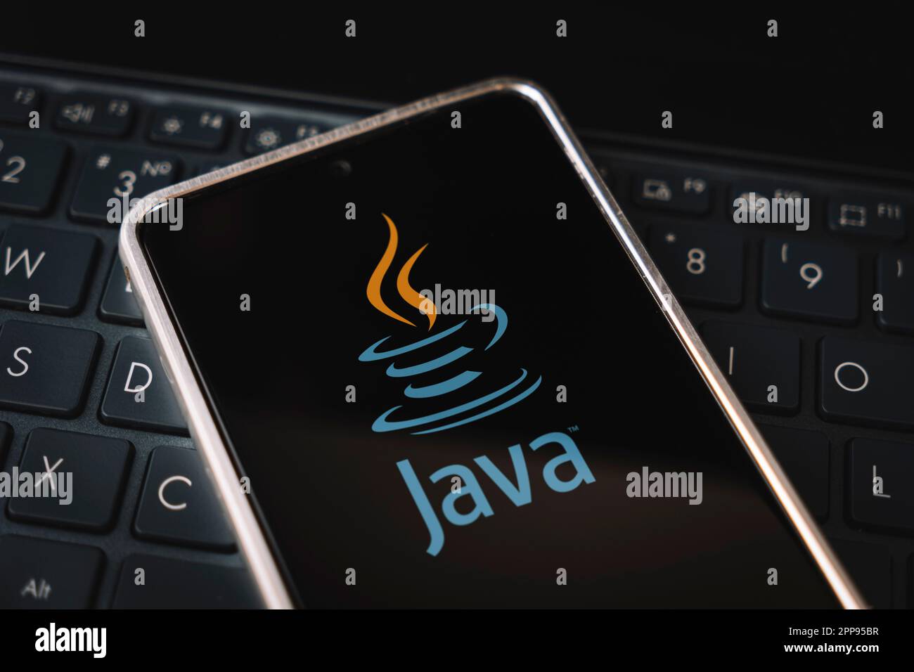 Linguaggio di programmazione Java per lo sviluppo mobile, concetto. Sulla tastiera del computer portatile. logo java sullo schermo del telefono cellulare. Barnaul. Russia ma Foto Stock