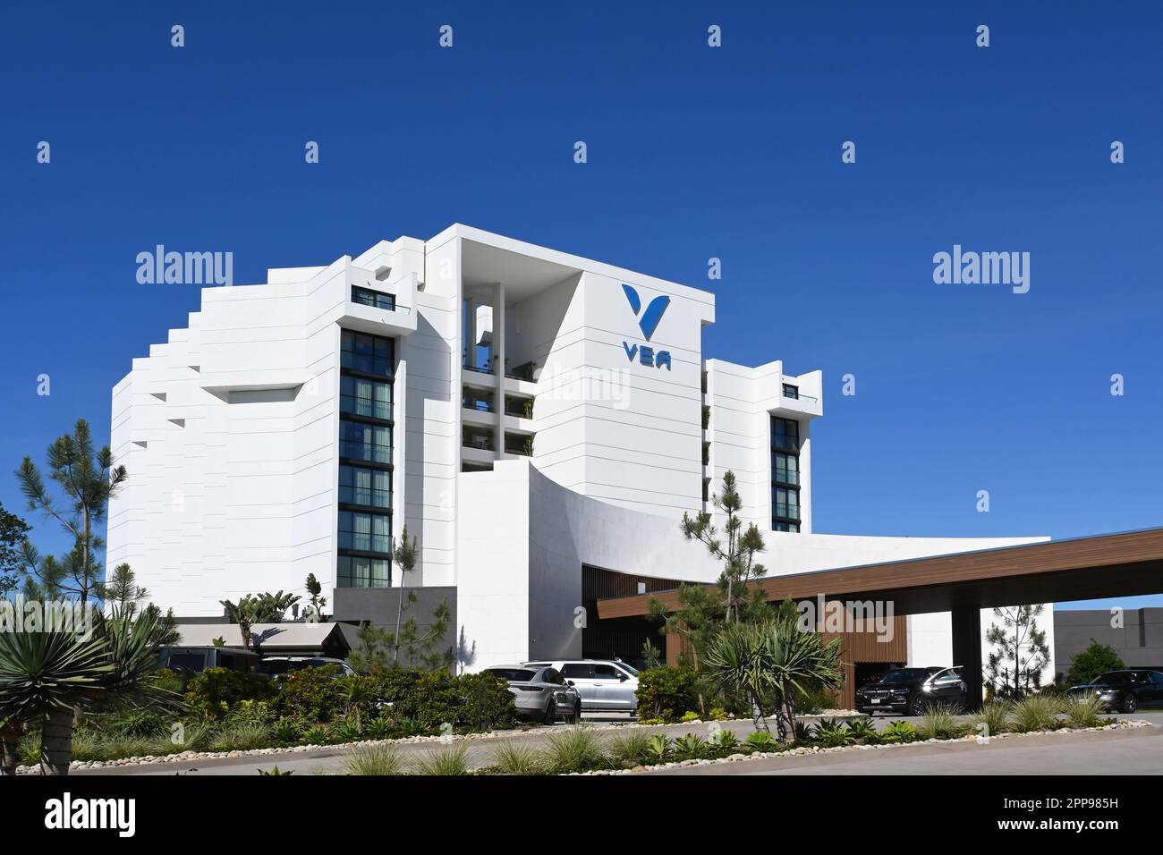 NEWPORT BEACH, CALIFORNIA - 22 Apr 2023: Ingresso principale al VEA Newport Beach, Un Marriott Resort and Spa, nel Newport Center adiacente a Fashion Island Foto Stock