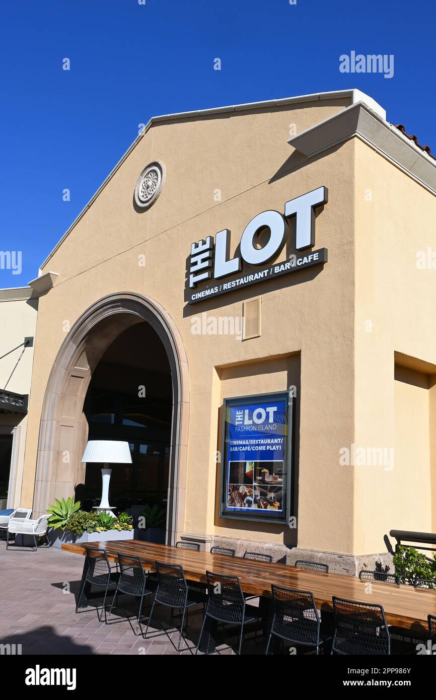 NEWPORT BEACH, CALIFORNIA - 22 Apr 2023: The Lot un cinema con posti a sedere in stile stadio che servono cibo e bevande a Fashion Island. Foto Stock