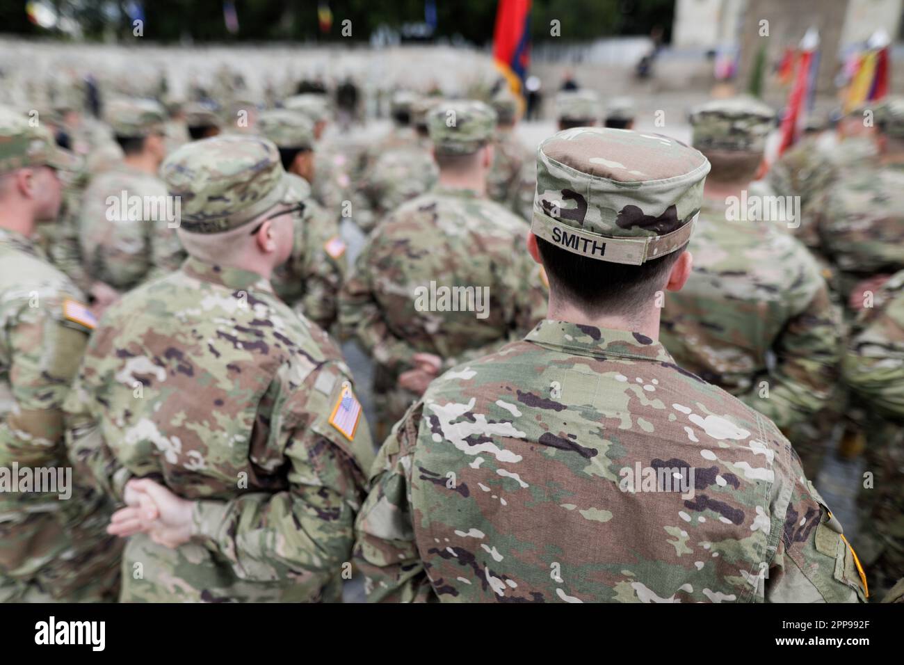 Bucarest, Romania - 5 aprile 2023: Servi della 10th Divisione montagna e della 101st Divisione Airborne (Assalto aereo), entrambi dell'esercito degli Stati Uniti, AT Foto Stock
