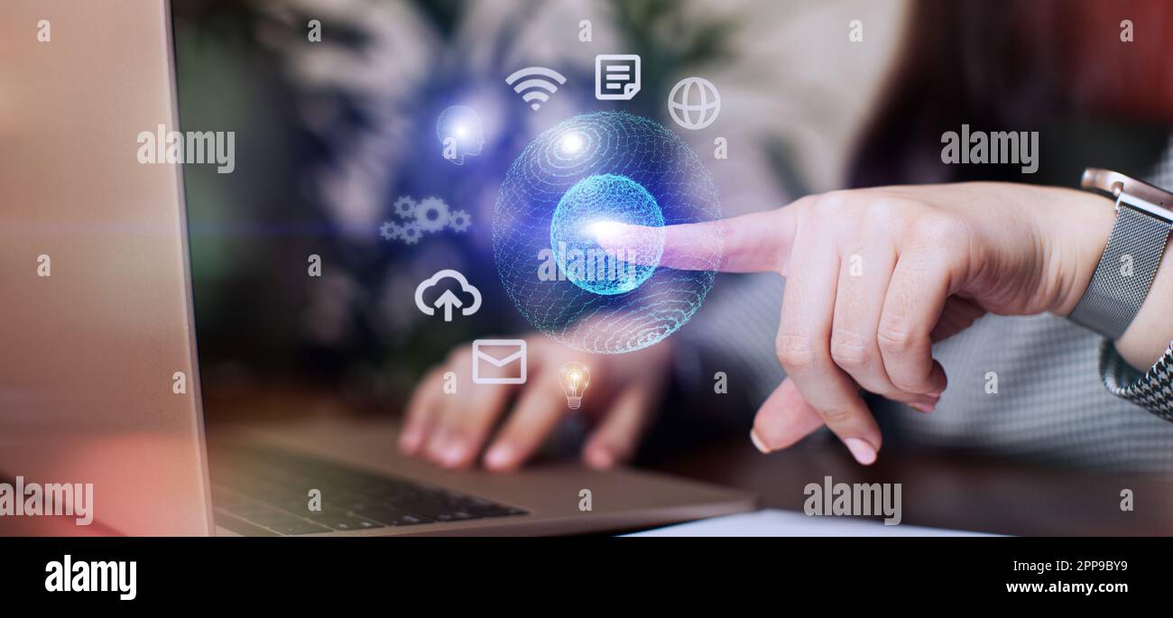 Concetto di business metaverse, donna che utilizza il computer e toccare globo virtuale con icone finanziarie e artificiale Foto Stock