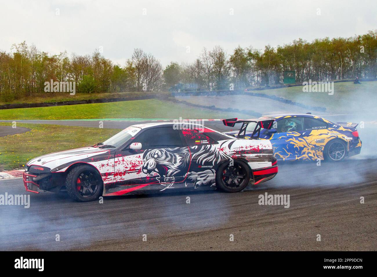 Nissan Silvia No.451 auto sportiva (driver M. Baguzis & V. Puskorius) che brucia gomma e pneumatici urlando a tre 3 Sisters Race Circuit a Wigan, Lancashire UK Foto Stock