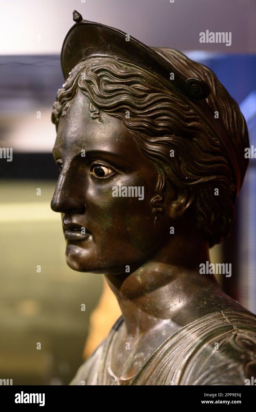 Busto di bronzo di Artemis-Diana sparando frecce. 2nd ° secolo a.C.; da Pompei, Tempio di Apollo. (Napoli, Museo Archeologico Nazionale) Foto Stock