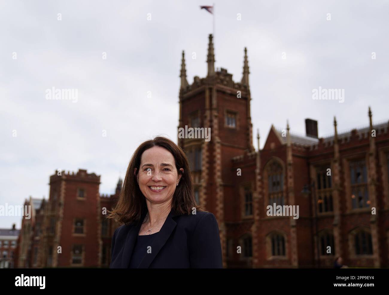 Sarah Friar, CEO di Nextdoor, alla Queen's University Belfast. La sig.ra Friar ha previsto che l'Irlanda del Nord abbia il potenziale per diventare un hub di investimenti internazionale in stile Singapore. La signora Friar ha affermato che il doppio accesso al mercato offerto dagli accordi commerciali post-Brexit rende la regione un luogo 'incredibilmente attraente' per le multinazionali che devono creare basi congiunte Regno Unito/Europa. Data immagine: Mercoledì 19 aprile 2023. Foto Stock