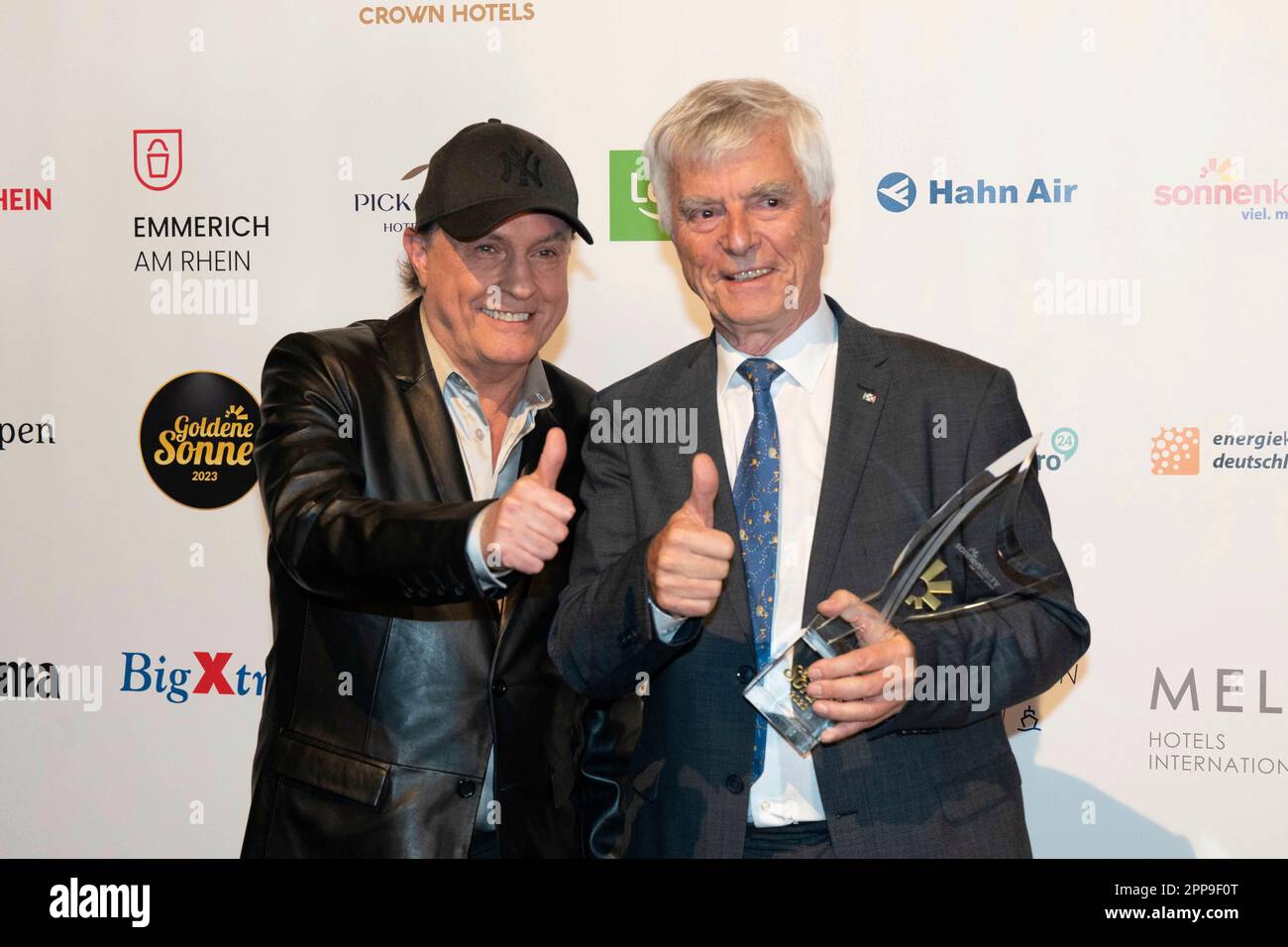 Calcar, Germania. 22nd Apr, 2023. Ulf MERBOLD, astronauta, riceve il premio onorario per il lavoro della sua vita nel campo della scienza e della ricerca, con il laudatore Peter SCHILLING, LEFT, Saenger, Die Goldene Sonne 2023, il 22 aprile 2023 a Wunderland Kalkar, Credit: dpa/Alamy Live News Foto Stock