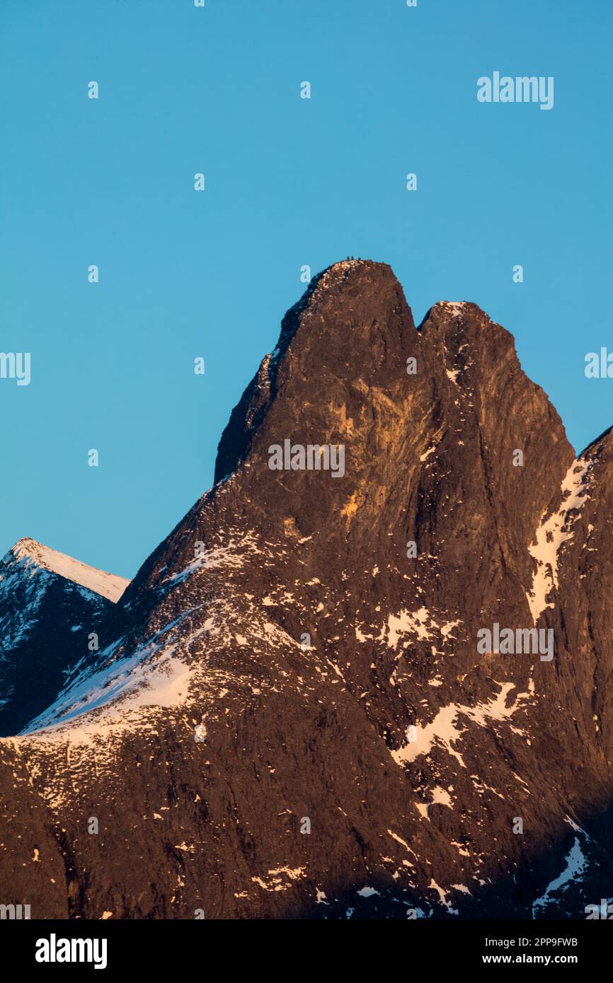 Luce serale sulla cima della montagna Romsdalshorn, 1550 m, nella valle Romsdalen, Rauma kommune, Møre og Romsdal, Norvegia, Scandinavia. Foto Stock