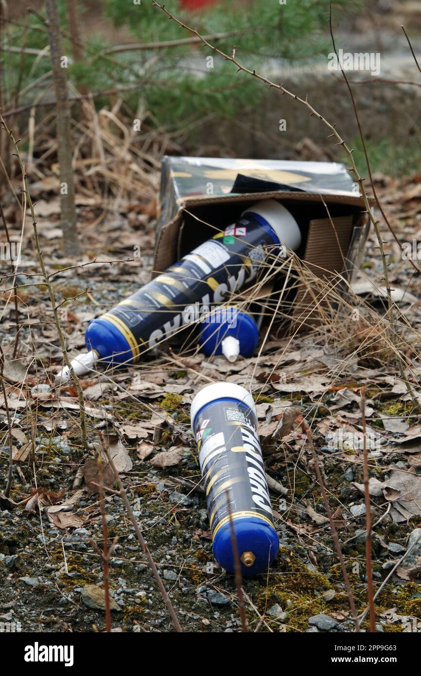 Stoccolma, Svezia - 24 marzo 2023: Serbatoi metallici di protossido di azoto di gas ridente per uso ricreativo di droghe. Caricabatterie per panna montata con thro di gas ridente Foto Stock