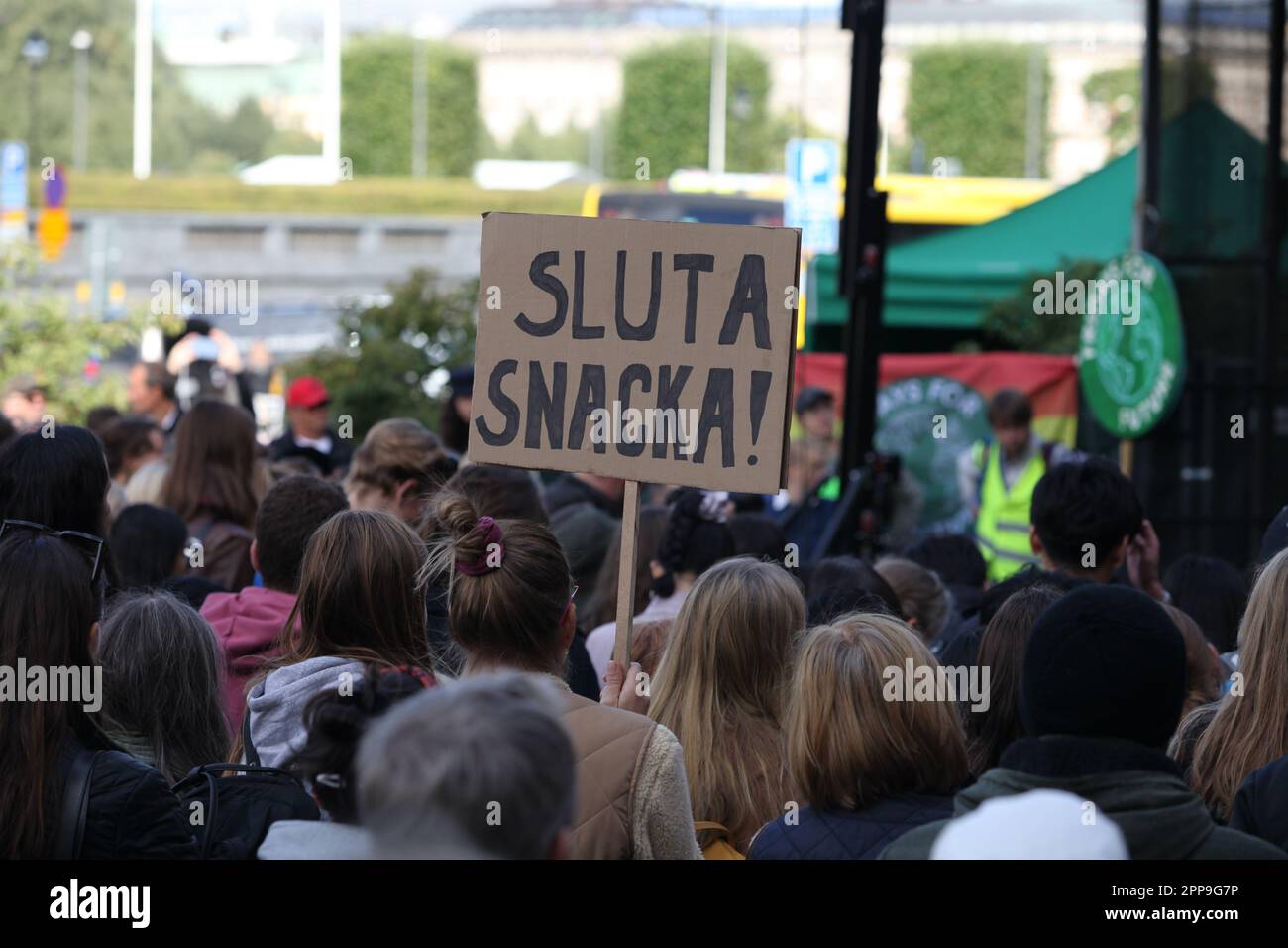 Stoccolma, Svezia - 9 settembre 2022: Un dimostratore con un cartello che dice 'Smettere di parlare' in svedese 'Sluta snacka' durante una dimostrazione sul clima o. Foto Stock