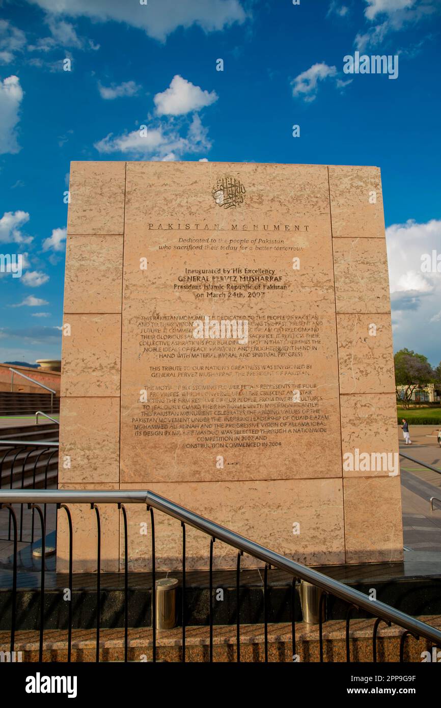 Vista del Monumento del Pakistan nel cuore di Islamabad, cartello della storia del Monumento .Pakistan Città: Islamabad Paese: Pakistan Foto Stock