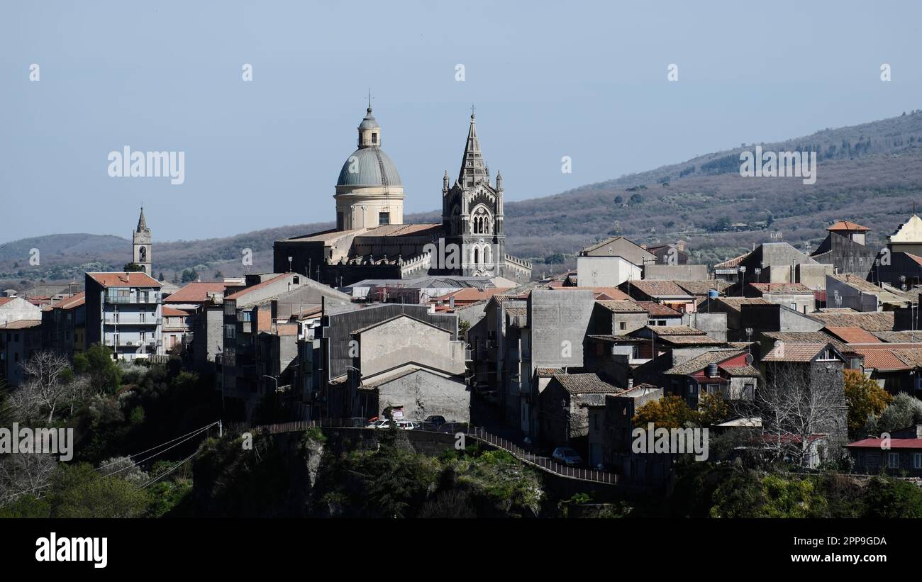 Borgo medievale di Randazzo con il campanile della Basilica di Santa Maria nel Sud d'Italia, Sicilia Foto Stock