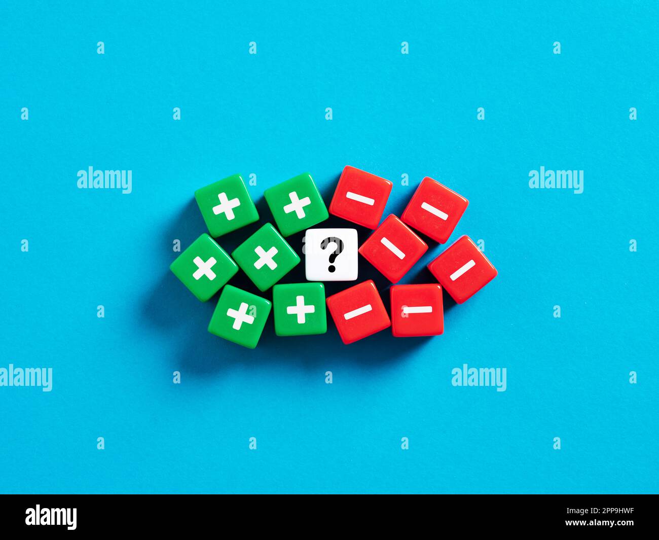 Concetto pro e contro. Valutazione o analisi di vantaggi e svantaggi. Possibili profitti e perdite. Simboli più, meno e punto interrogativo sul cu Foto Stock
