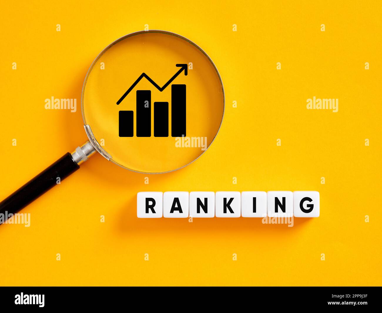 Aumentare la classifica. Ottimizzazione dei motori di ricerca SEO classifica concetto. La parola in classifica su cubi bianchi con una lente d'ingrandimento su un'icona del grafico. Foto Stock