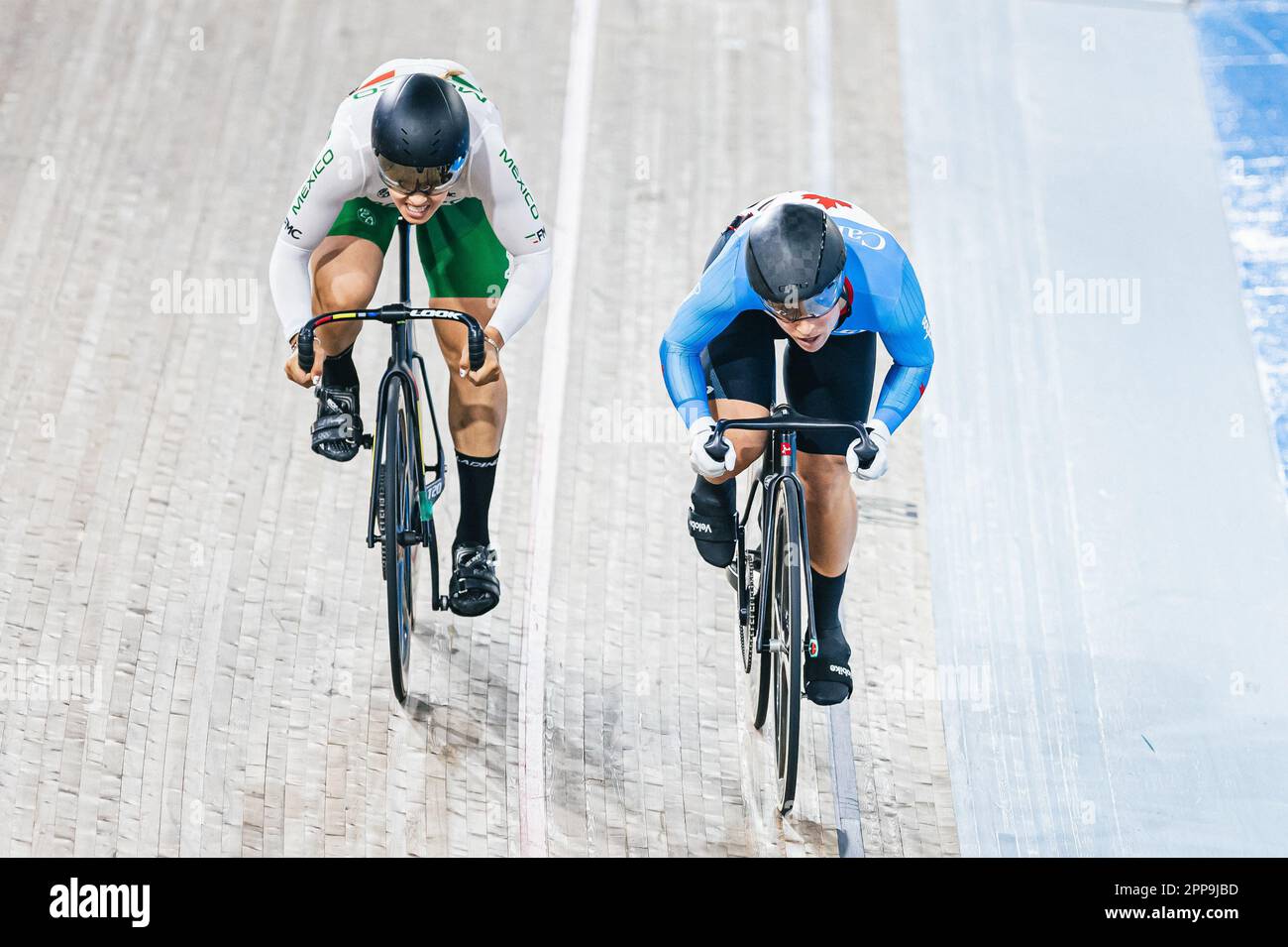 Milton, Canada. 22nd Apr, 2023. Foto di Alex Whitehead/SWpix.com - 22/04/2023 - Ciclismo - Tissot UCI Track Nations Cup, Round 3: Milton - Mattamy National Cycling Centre, Ontario, Canada - Women's Sprint 1/8th round - Canada's Lauriane Genest, Mexico's Yuli Verdugo Osuna Credit: SWpix/Alamy Live News Foto Stock