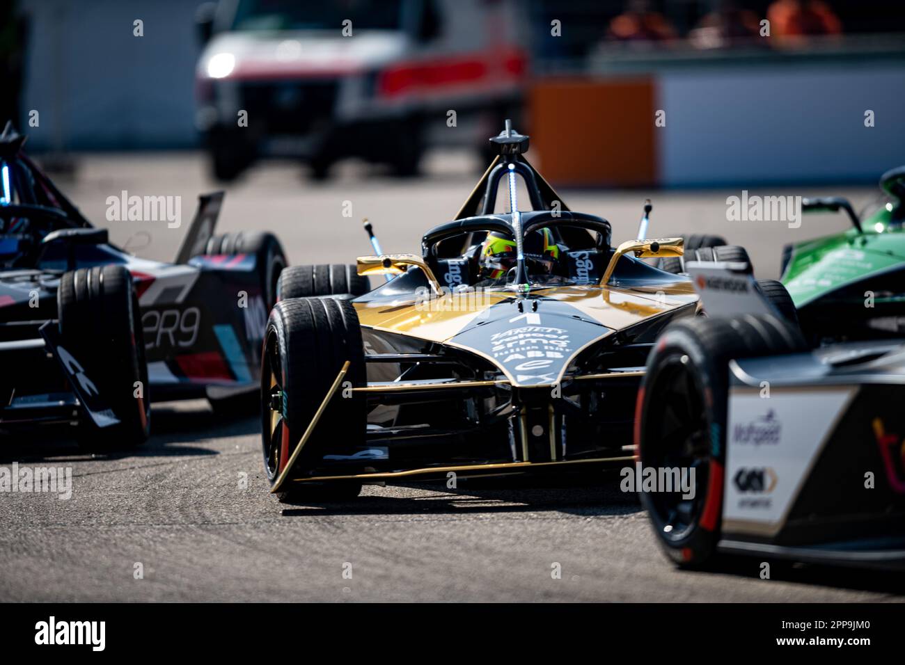 Berlino, Germania. 22nd Apr, 2023. Motorsport: Formula e: Berlino e-Prix a Tempelhofer Feld, gara: Stoffel Vandoorne del team DS Penske Autosport in pista. Credit: Fabian Sommer/dpa/Alamy Live News Foto Stock