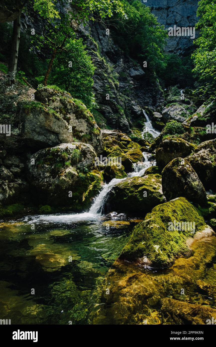 Cascate del fiume Cholet nelle Alpi francesi, vicino a Pont en Royans nella catena montuosa del Vercors Foto Stock
