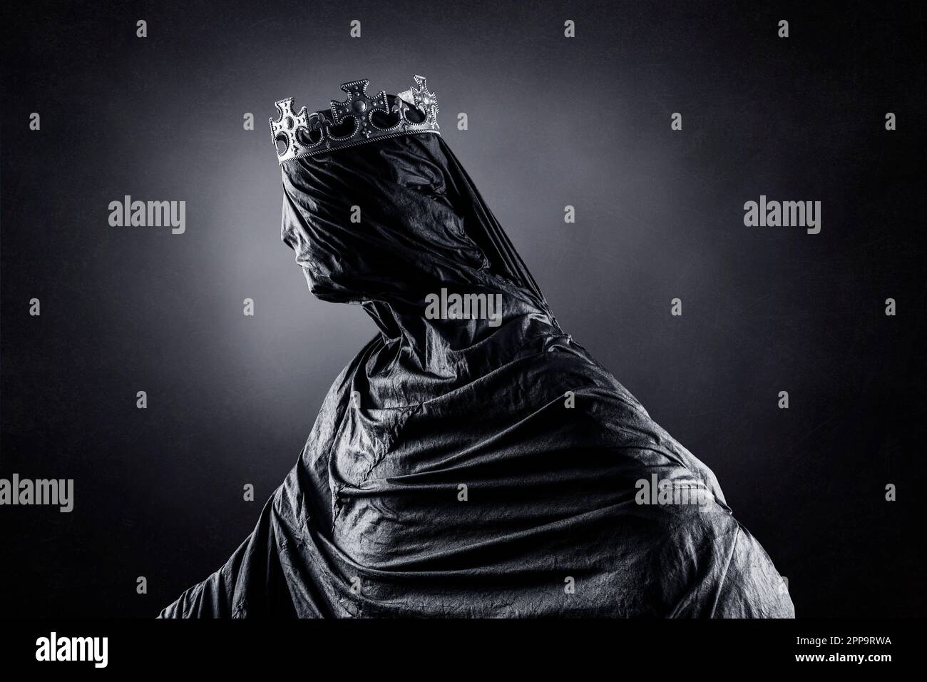 Fantasma di una regina o di un re su sfondo oscuro e misterico Foto Stock