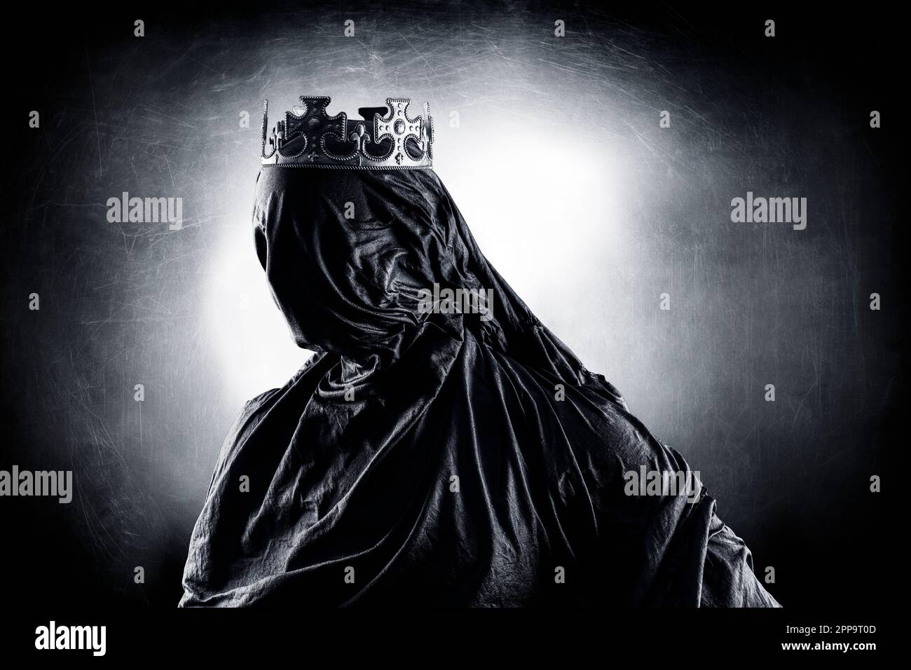 Fantasma di una regina o di un re su sfondo oscuro e misterico Foto Stock