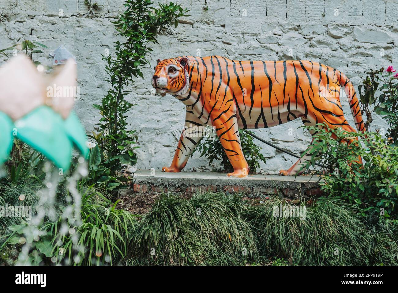 Statua della tigre nel tempio di Dakshinkali in Nepal Foto Stock