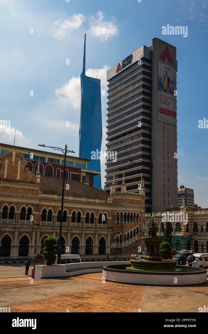 Edificio Sultan Abdul Samad. Questa piazza storica, Merdeka Square, Kuala Lumpur, Malesia. Sullo sfondo Warisan Merdeka Tower. Foto Stock