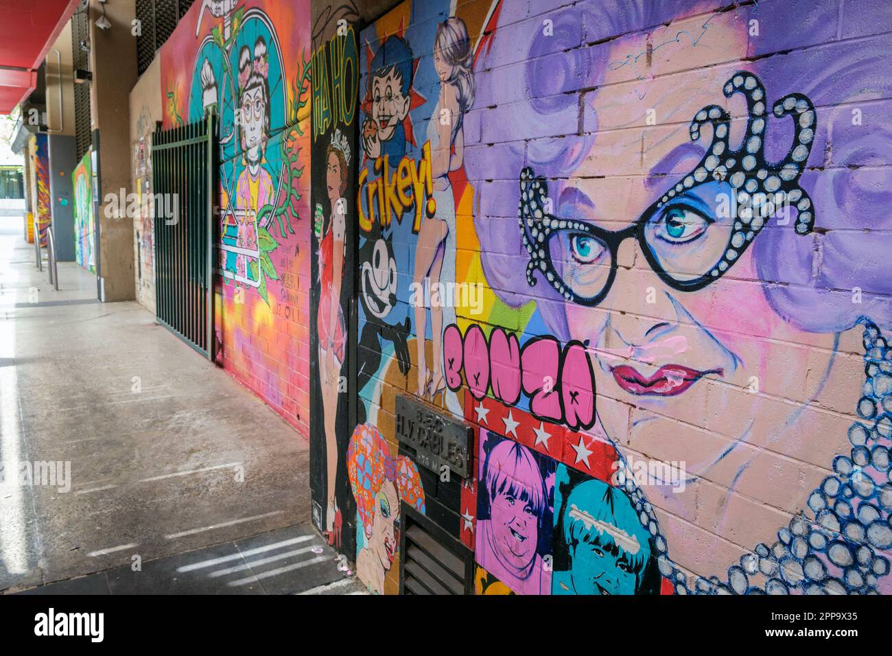 Un murale raffigurante Barry Humphries come Dame Edna everage con la Regina in un costume da bagno, Chancery Lane, Bendigo, Victoria, Australia Foto Stock