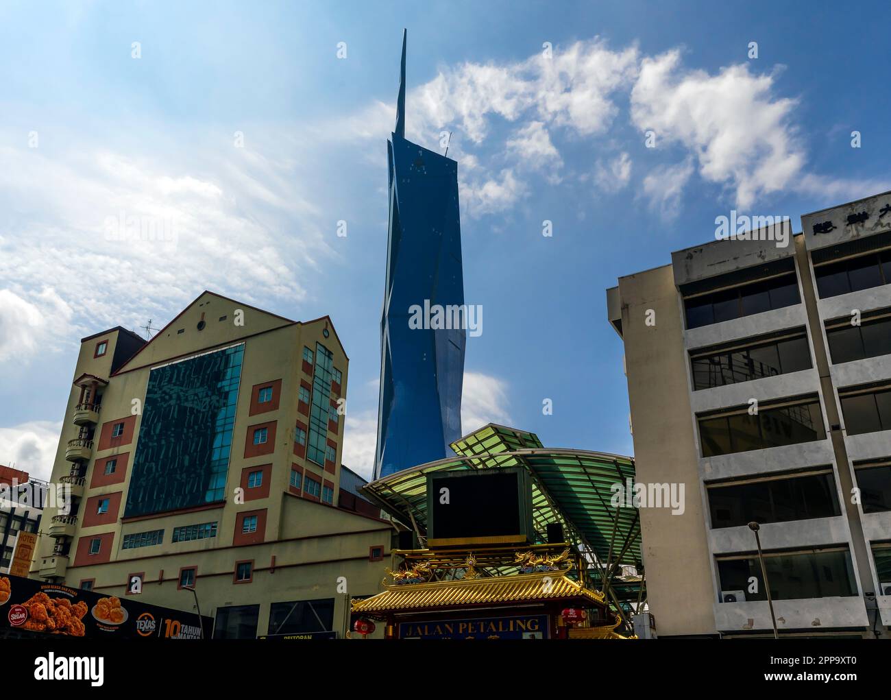 Vista di Jalan Petaling, della strada dello shopping di China Town e della Torre Warisan Merdeka, Kuala Lumpur, Malesia. Foto Stock