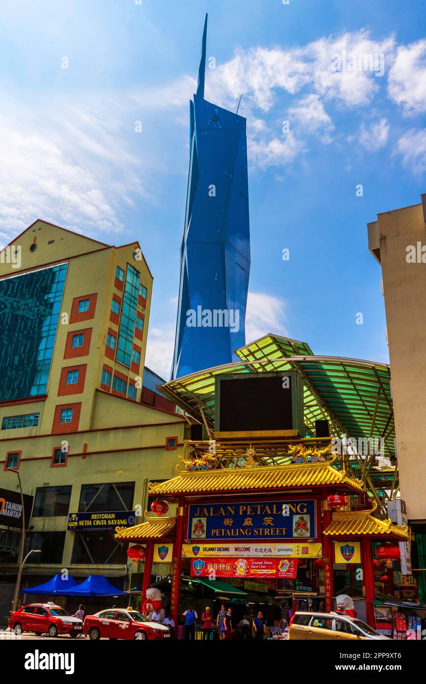 Vista di Jalan Petaling, della strada dello shopping di China Town e della Torre Warisan Merdeka, Kuala Lumpur, Malesia. Foto Stock