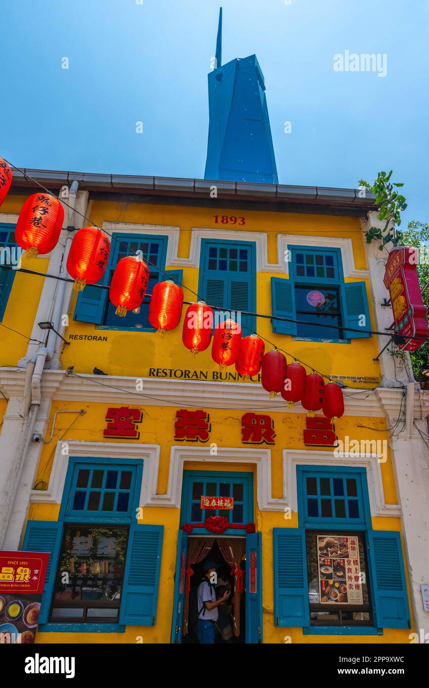 Edifici vecchi e nuovi, la strada dello shopping di China Town e la Torre Warisan Merdeka, Kuala Lumpur, Malesia. Foto Stock