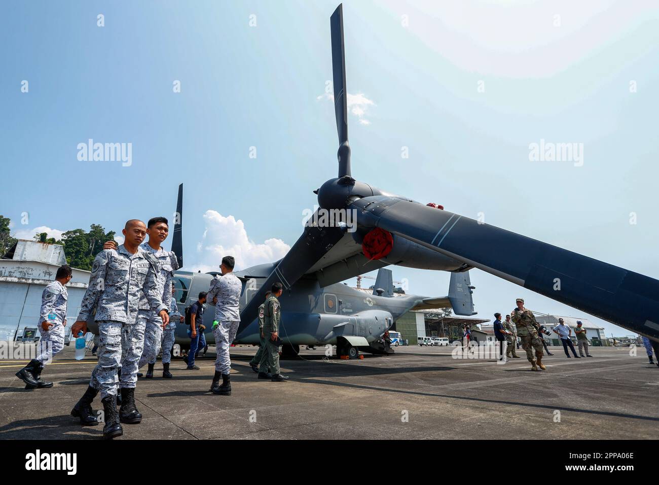 Subic Bay, Bataan, Filippine. 23rd Apr, 2023. I soldati filippini sono visti di fronte a un elicottero US Air Force V-22 Osprey, come parte degli esercizi US-Filippine Balikatan. Gli esercizi di un mese, congiunti dalle forze americane e filippine, iniziati all'inizio di aprile, sono stati criticati dalla Cina, a seguito della crescente presenza militare del PLA cinese nei pressi e nei dintorni di Taiwan. (Credit Image: © Daniel Ceng Shou-Yi/ZUMA Press Wire) Credit: ZUMA Press, Inc./Alamy Live News Foto Stock