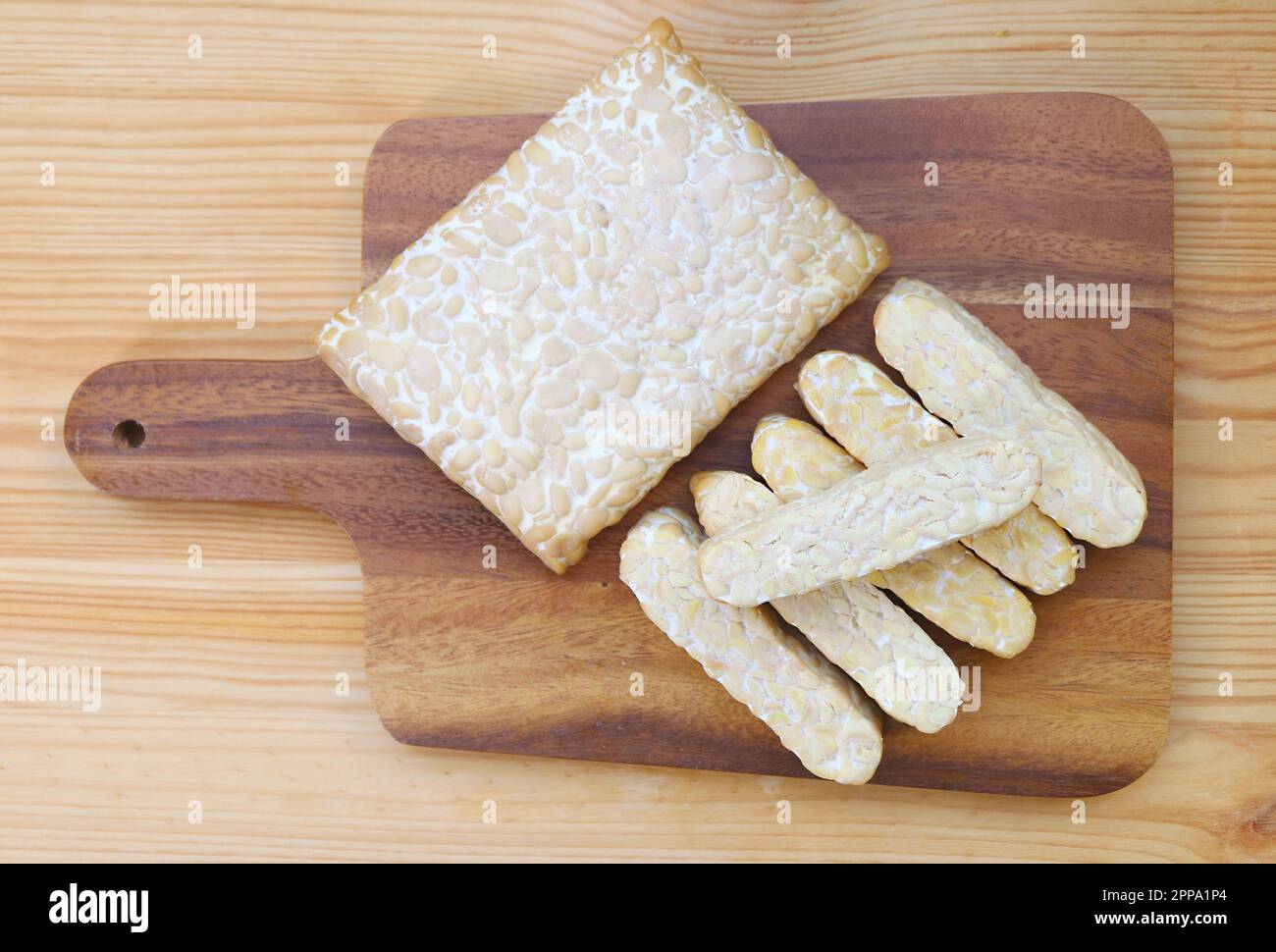 Tempeh intero e fresco a fette, una fonte alta di proteina di pianta per alimenti interi pianta-basata dieta Foto Stock