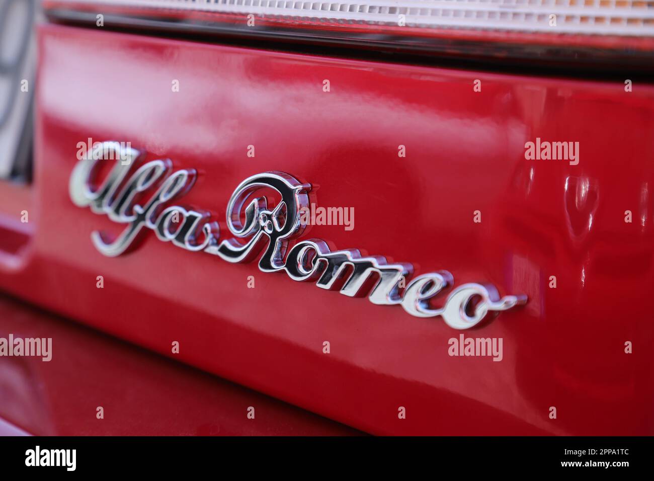Italia, anno 2023, logo metallizzato dell'Alfa Romeo Spider Duetto, mostra automobilistica pubblica delle auto classiche Foto Stock