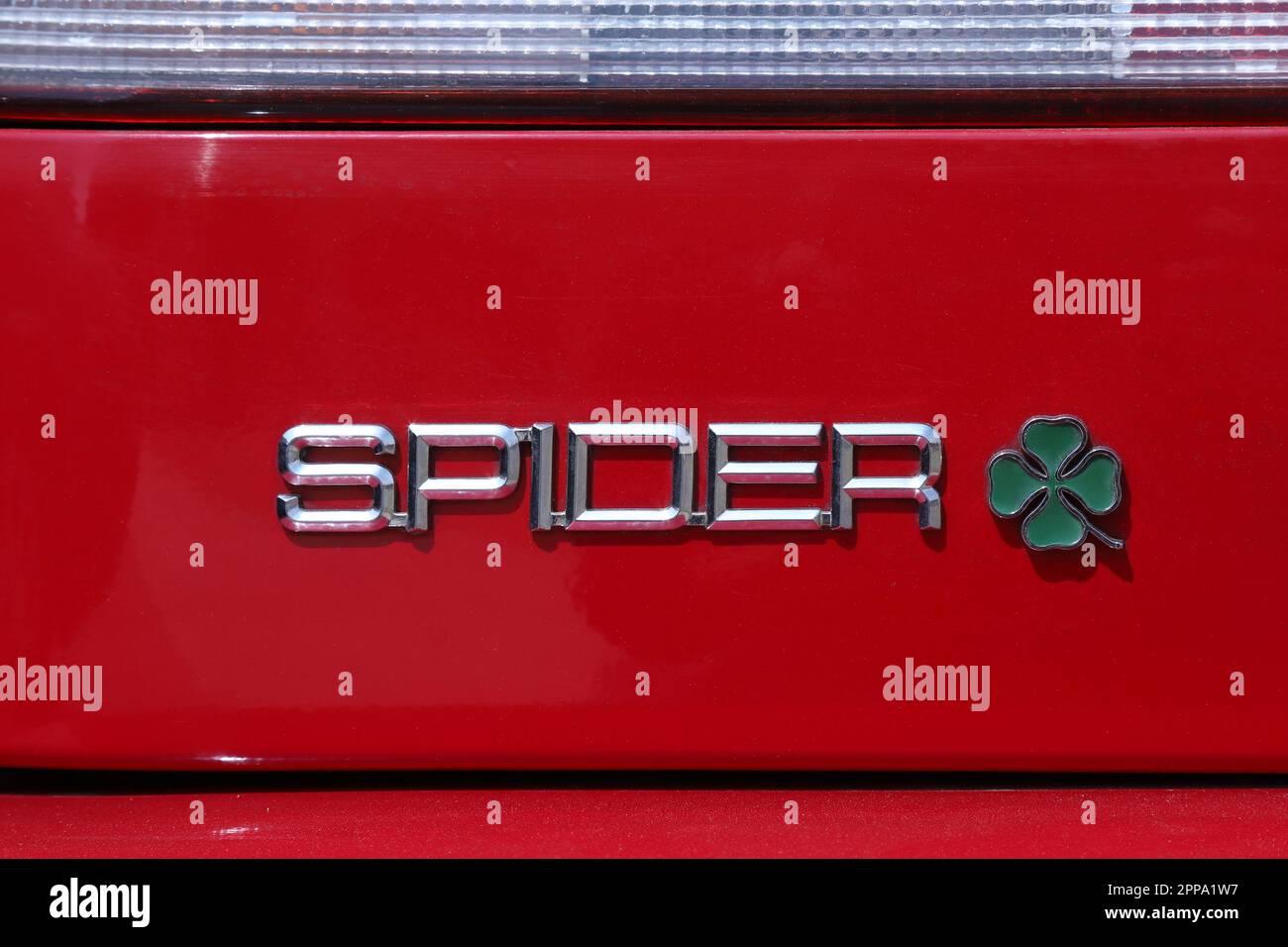 Italia, anno 2023, logo metallizzato dell'Alfa Romeo Spider Duetto vintage, con simbolo a foglia di cloverleaf mostra di auto d'epoca Foto Stock
