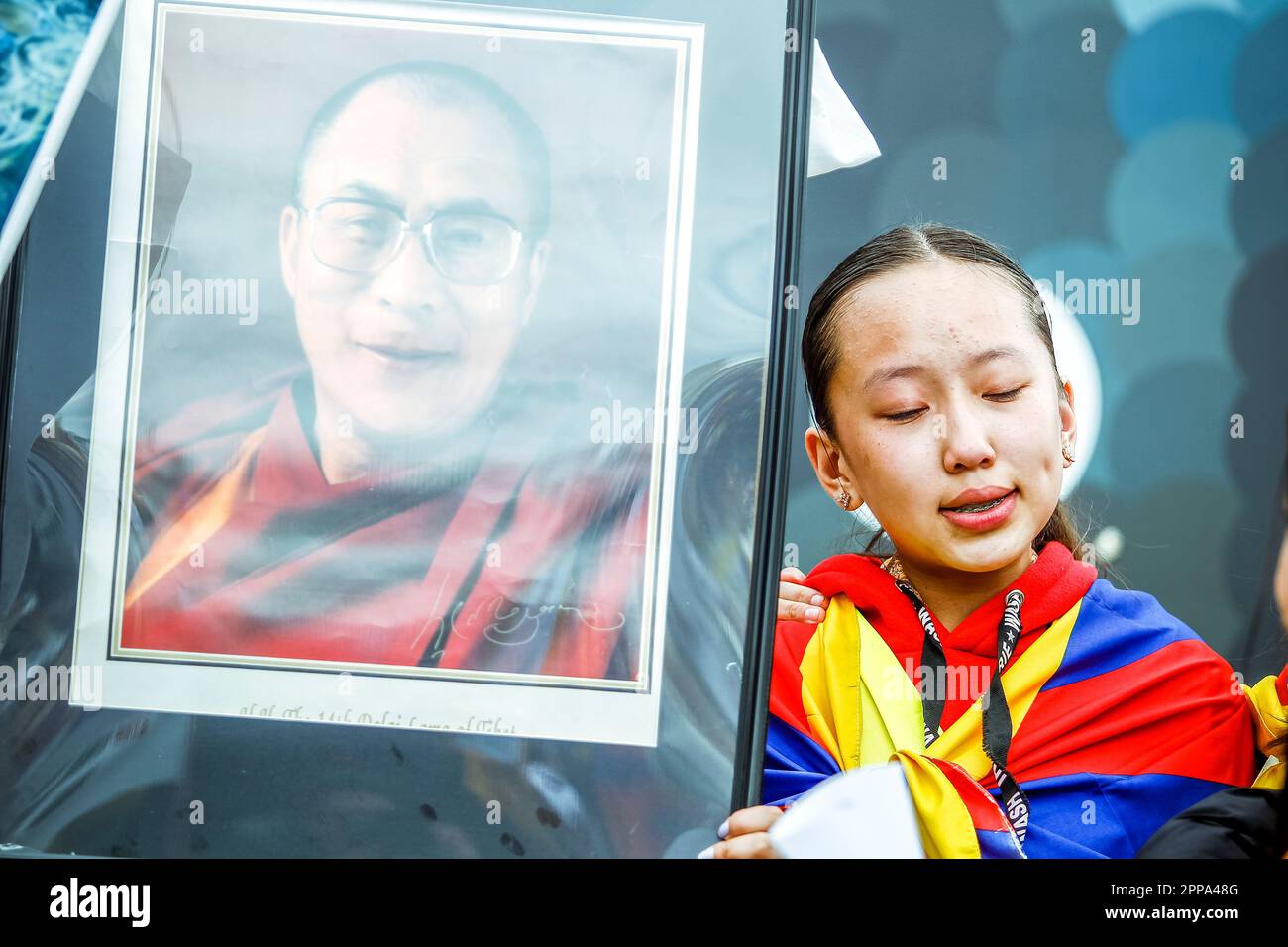 Migliaia di tibetani e sostenitori hanno partecipato a un rally pacifico di fronte alla France Television a Parigi per condannare le case dei media e gli influencer dei social media che hanno intrecciato una gioiosa interazione tra sua Santità il Dalai lama e un giovane ragazzo indiano da un evento tenutosi a febbraio a Dharamshala. Foto Stock