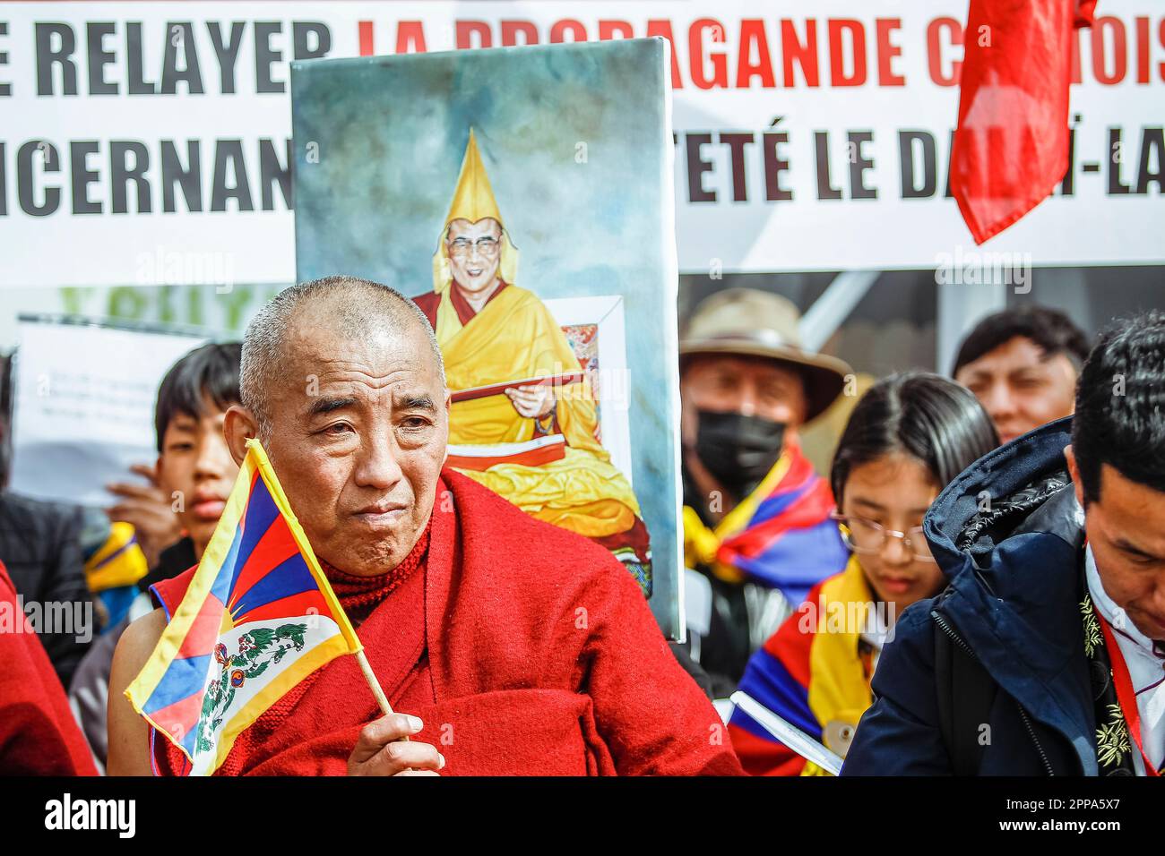 Migliaia di tibetani e sostenitori hanno partecipato a un rally pacifico di fronte alla France Television a Parigi per condannare le case dei media e gli influencer dei social media che hanno intrecciato una gioiosa interazione tra sua Santità il Dalai lama e un giovane ragazzo indiano da un evento tenutosi a febbraio a Dharamshala. Foto Stock